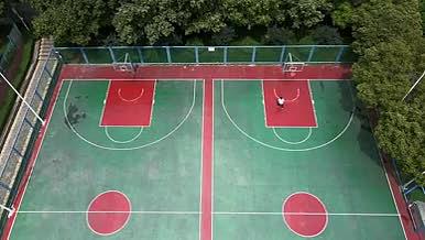 学生操场篮球场活动航拍实拍（4k）视频的预览图